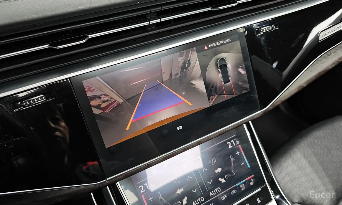 Фото 16 - Audi Q8