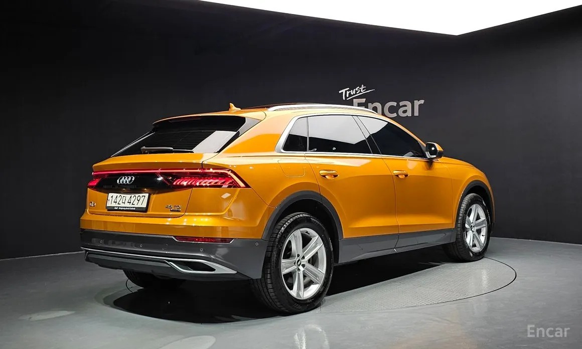 Фото 2 - Audi Q8