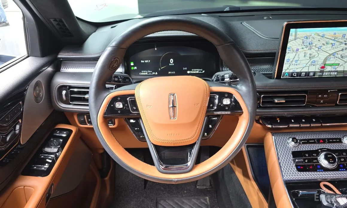 Фото 13 - Lincoln Aviator