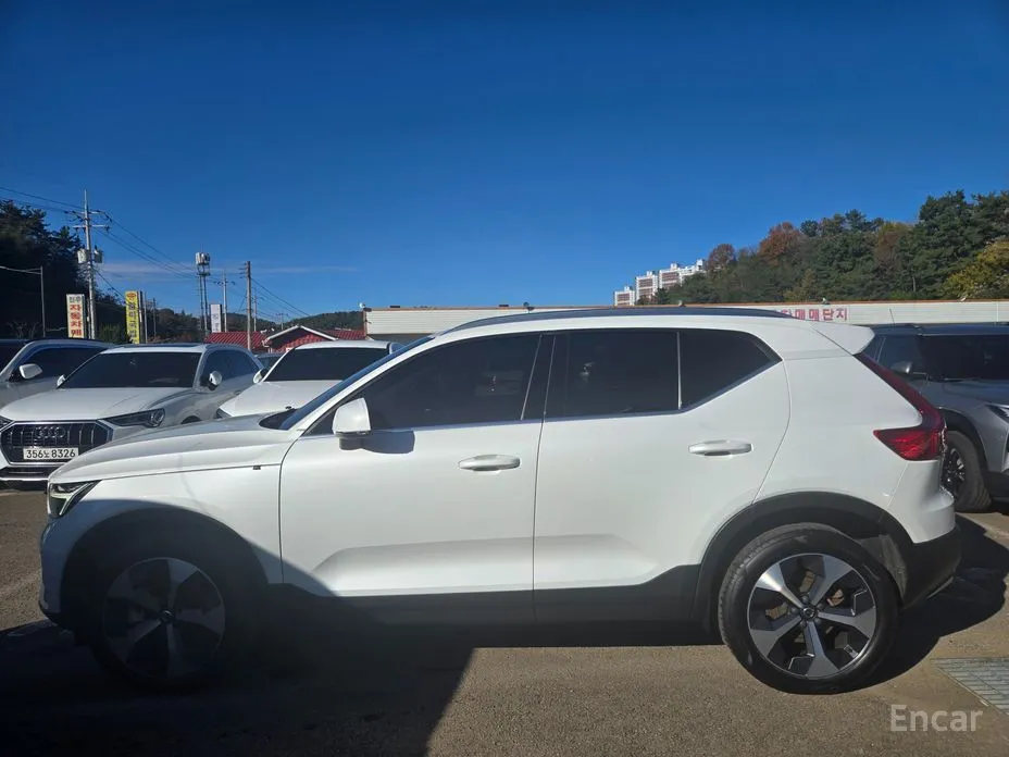 Фото 8 - Volvo XC40