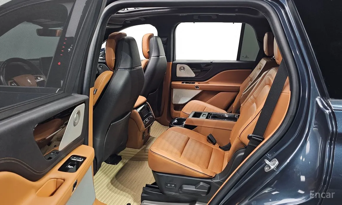 Фото 16 - Lincoln Aviator