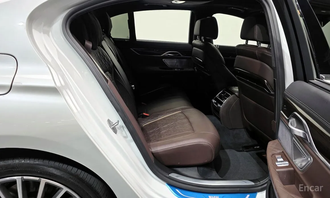 Фото 12 - BMW 7 Series