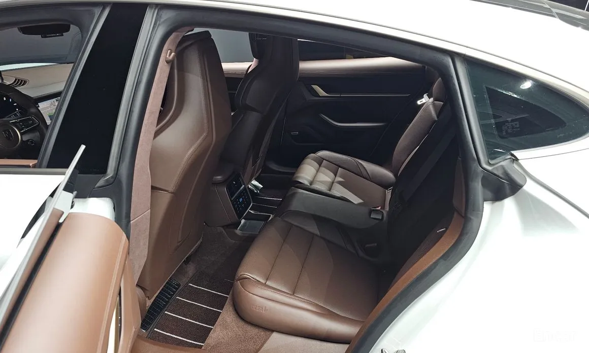 Фото 12 - Porsche Taycan