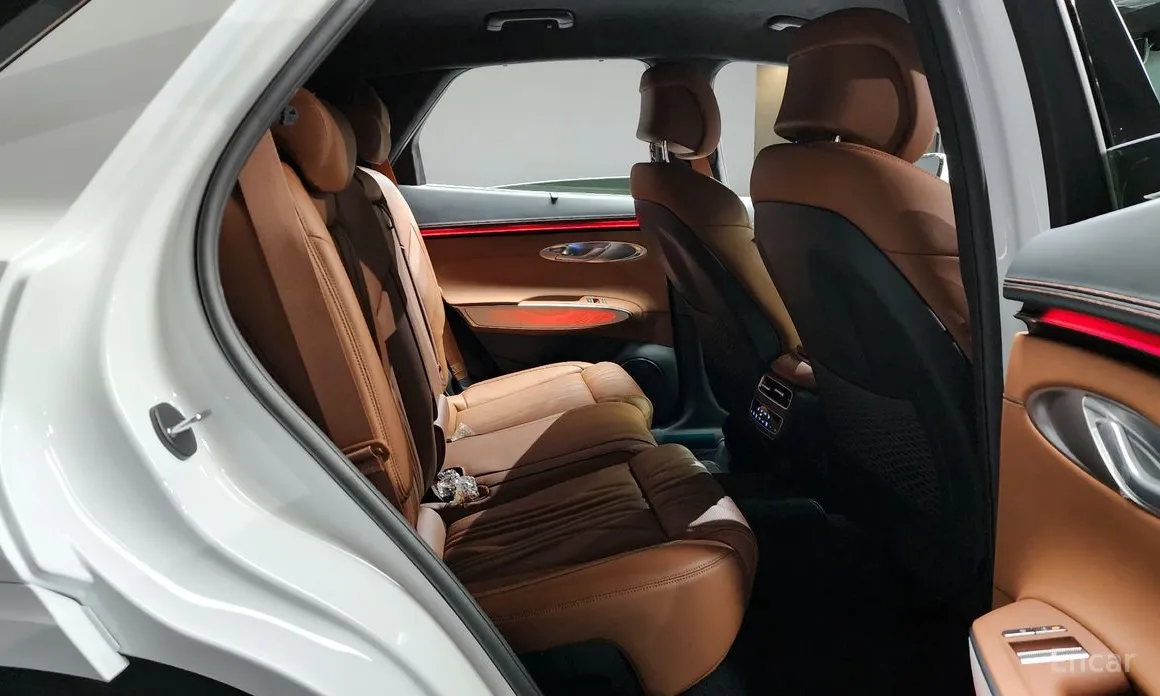 Фото 12 - Genesis GV70