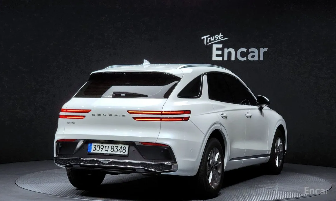 Фото 2 - Genesis GV70