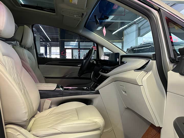 Фото 4 - Buick GL8 ES