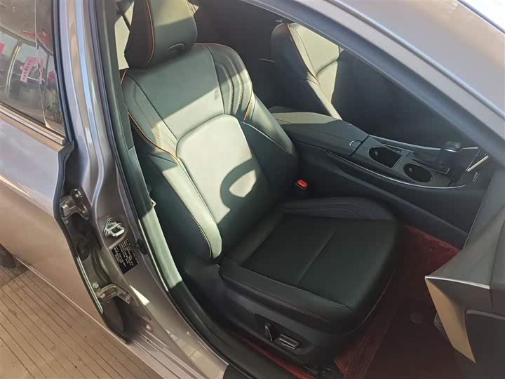 Фото 24 - Toyota Avalon