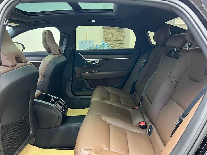 Фото 10 - Volvo S90