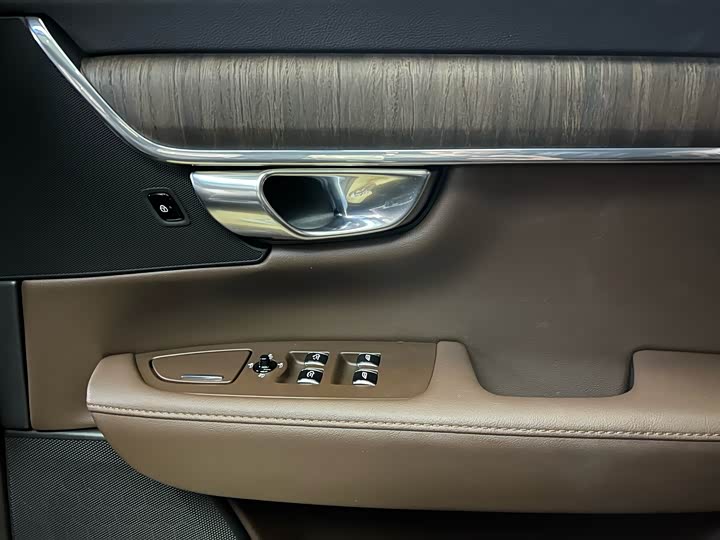 Фото 25 - Volvo S90