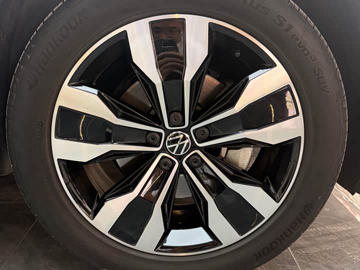 Фото 2 - Volkswagen Tiguan L Pro