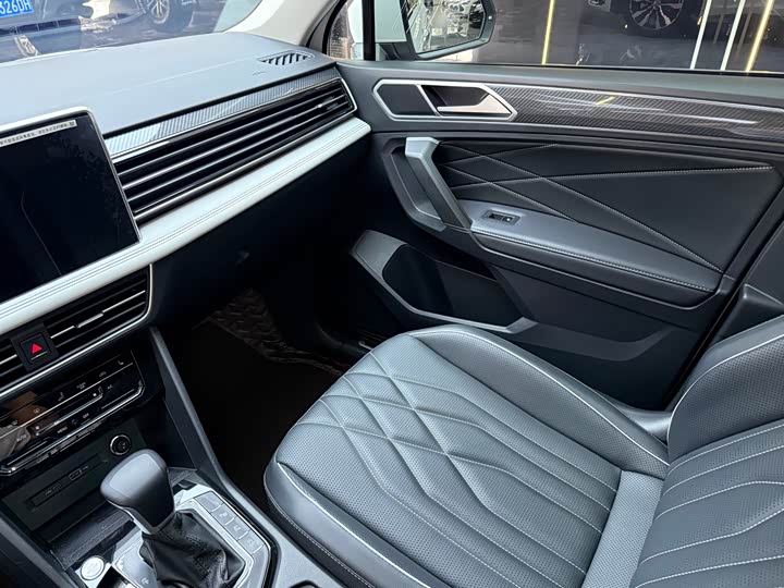 Фото 4 - Volkswagen Tiguan L Pro