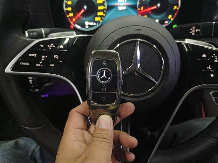 Фото 11 - Mercedes-Benz E-Class