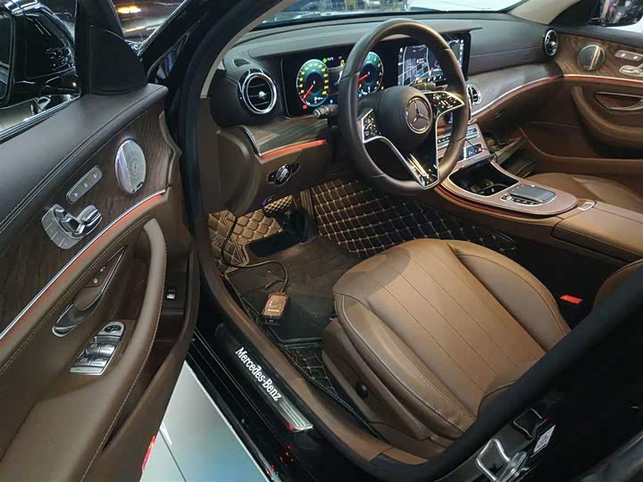 Фото 13 - Mercedes-Benz E-Class