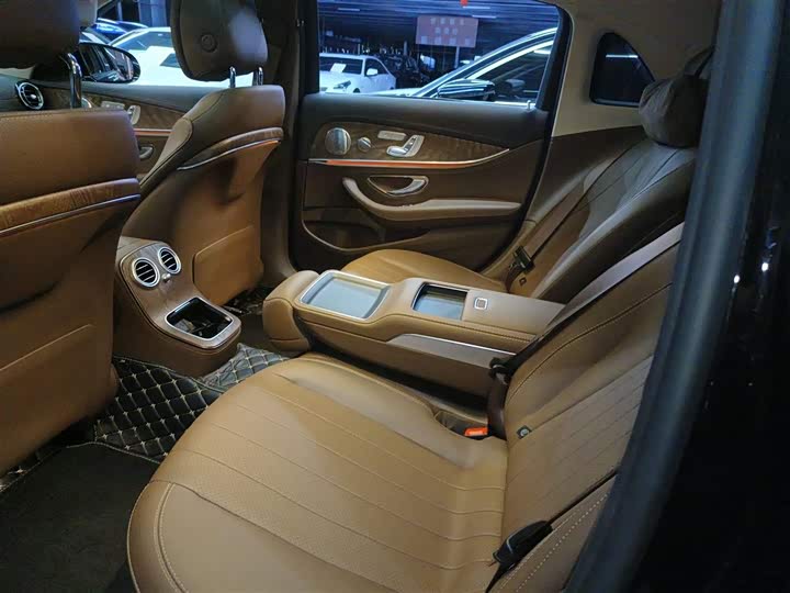 Фото 14 - Mercedes-Benz E-Class