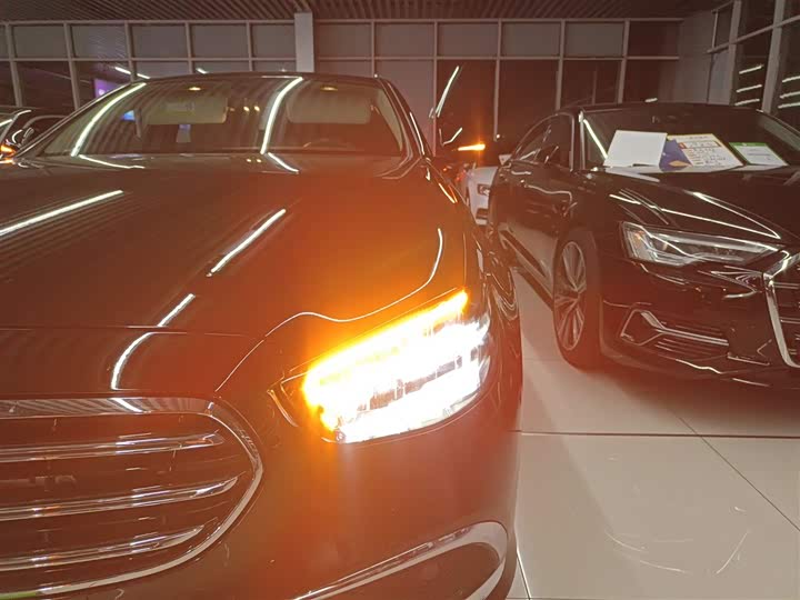 Фото 15 - Mercedes-Benz E-Class