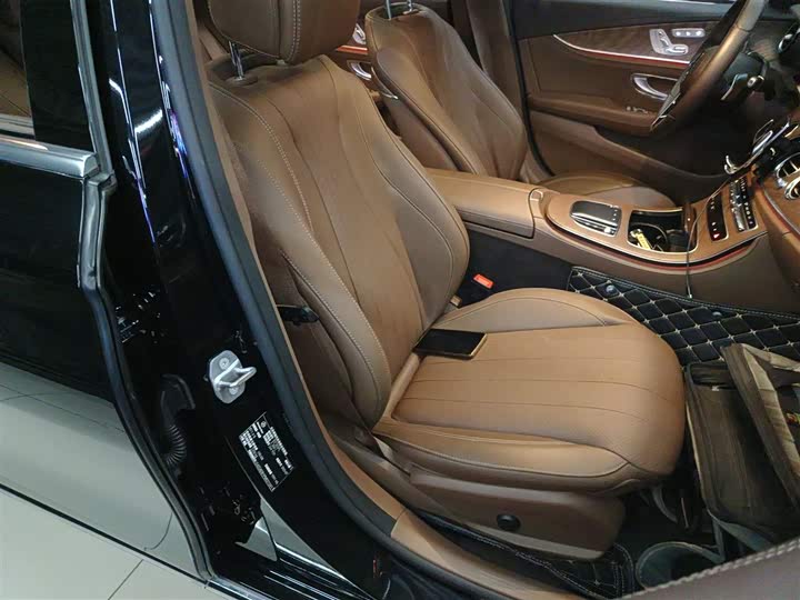 Фото 17 - Mercedes-Benz E-Class