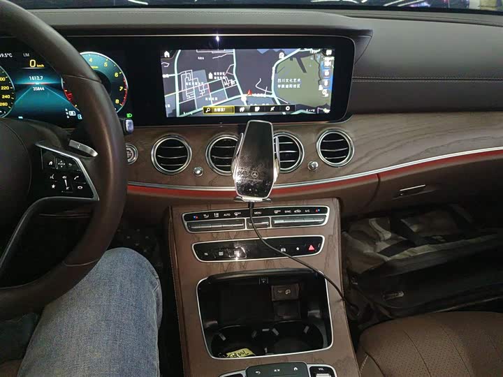 Фото 5 - Mercedes-Benz E-Class