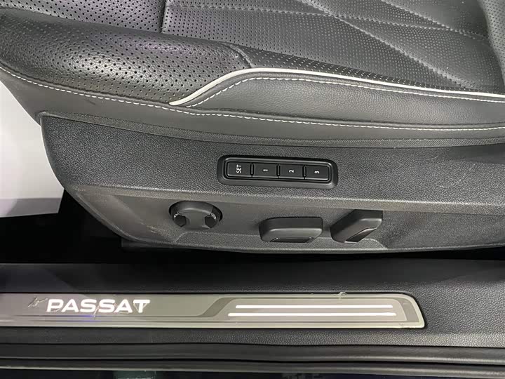 Фото 14 - Volkswagen Passat