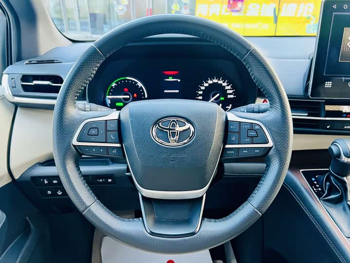 Фото 12 - Toyota Sienna