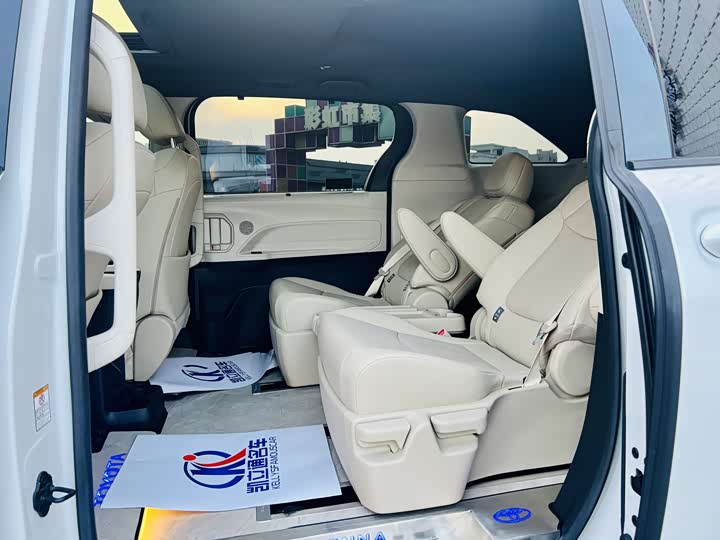 Фото 9 - Toyota Sienna