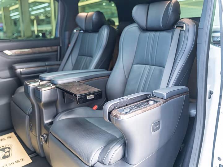 Фото 3 - Toyota Alphard