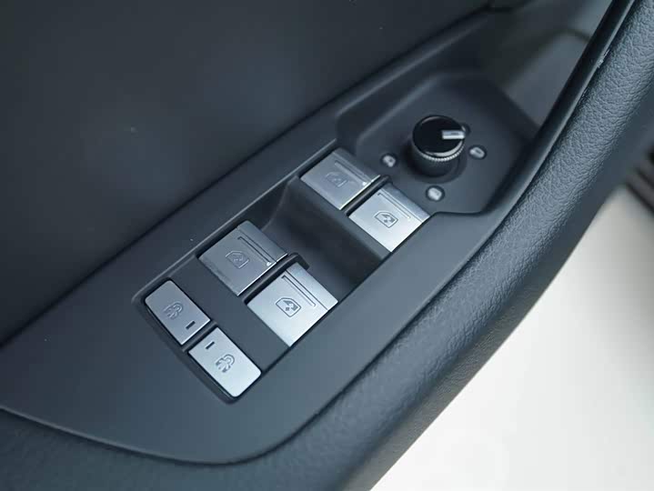 Фото 11 - Audi A6L