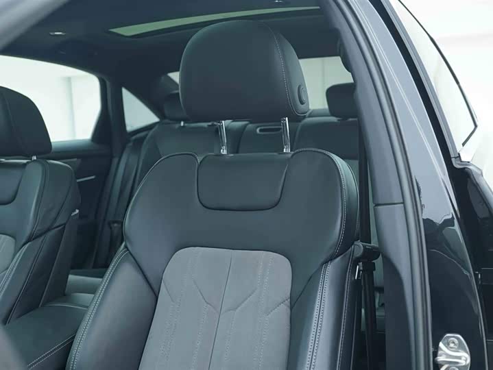 Фото 13 - Audi A6L