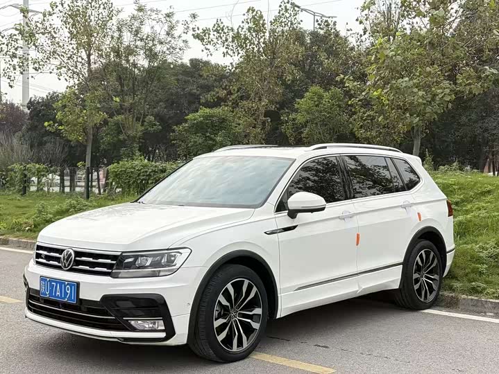 Фото 1 - Volkswagen Tiguan L Pro