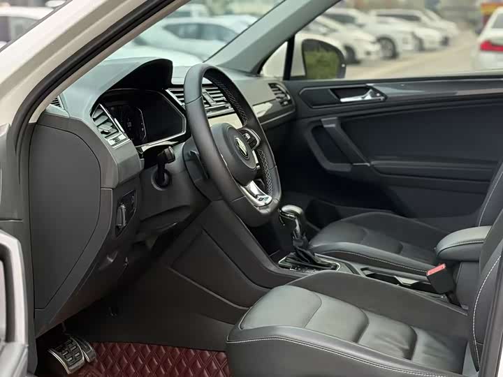 Фото 10 - Volkswagen Tiguan L Pro