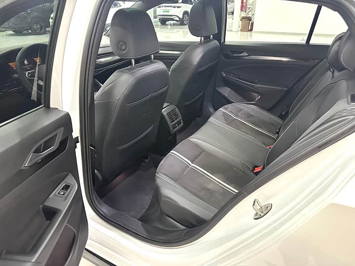 Фото 12 - Volkswagen Golf