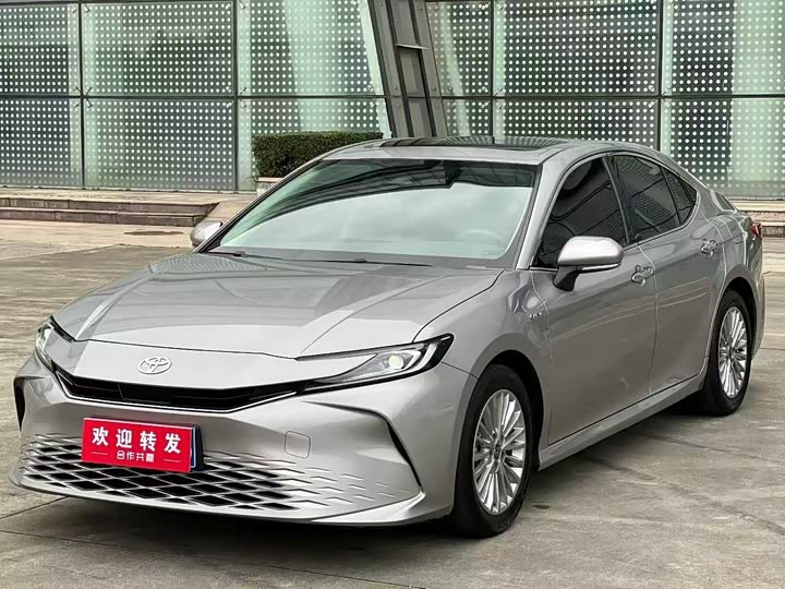 Фото 1 - Toyota Camry