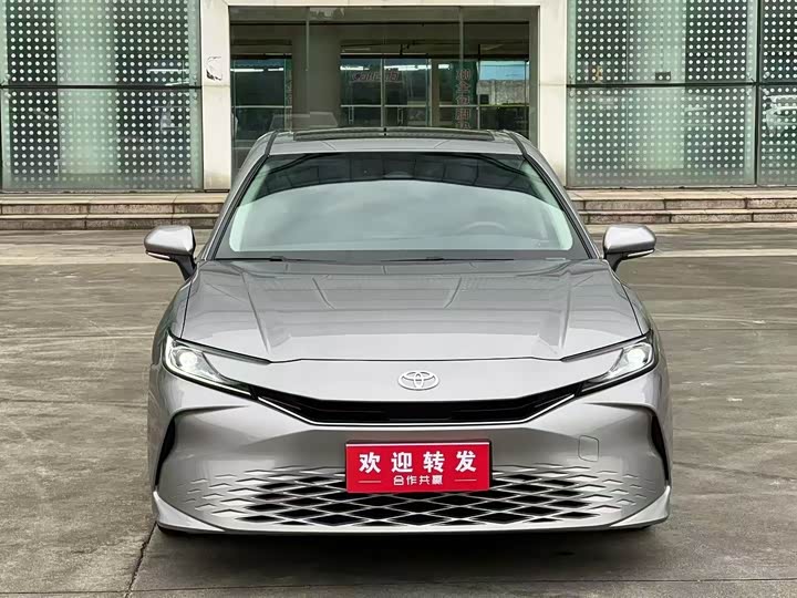 Фото 2 - Toyota Camry