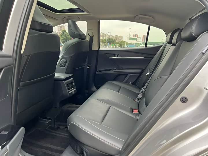 Фото 9 - Toyota Camry