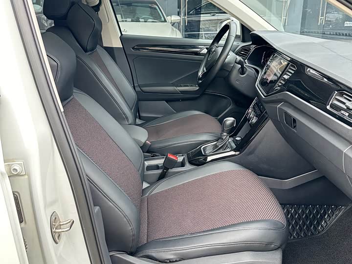 Фото 16 - Volkswagen T-Roc