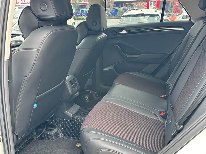 Фото 9 - Volkswagen T-Roc