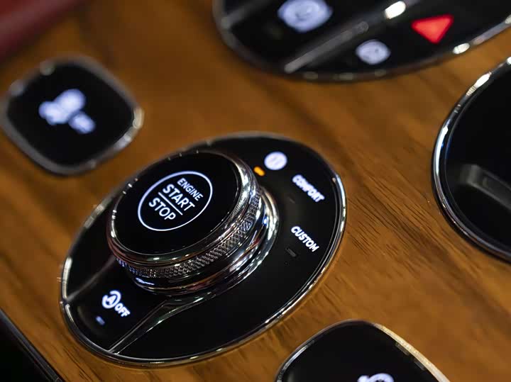 Фото 12 - Bentley Bentayga