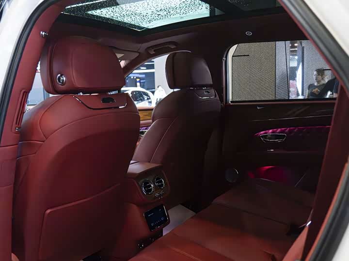 Фото 17 - Bentley Bentayga