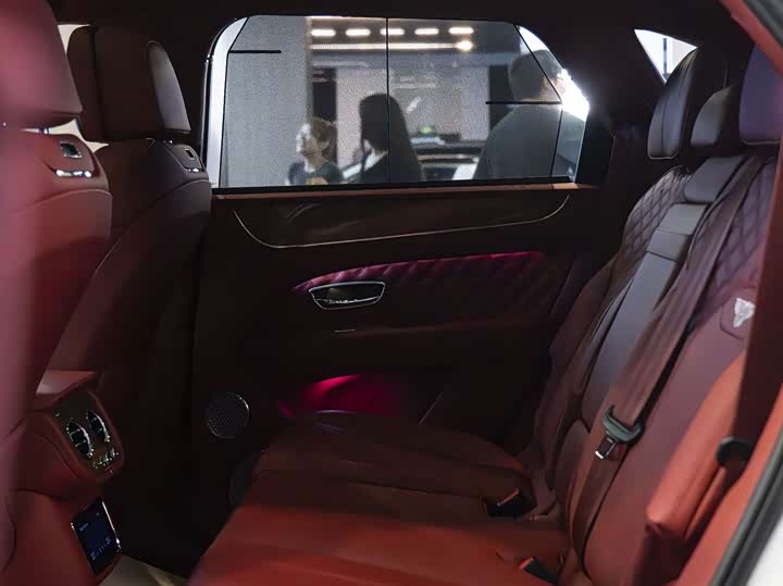 Фото 18 - Bentley Bentayga