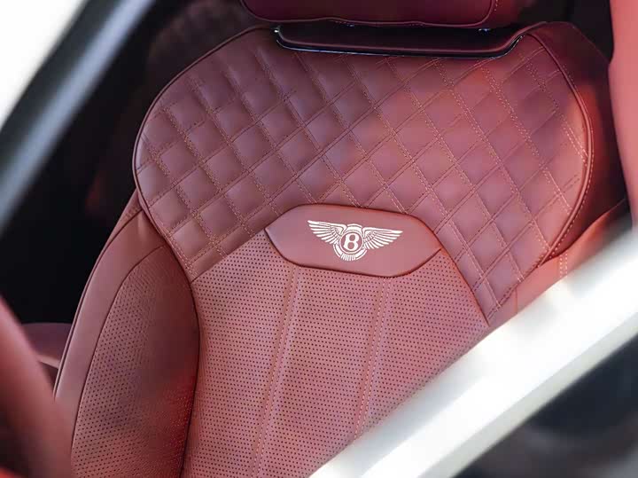 Фото 19 - Bentley Bentayga