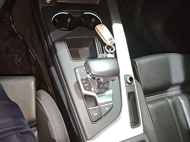 Фото 14 - Audi A4L