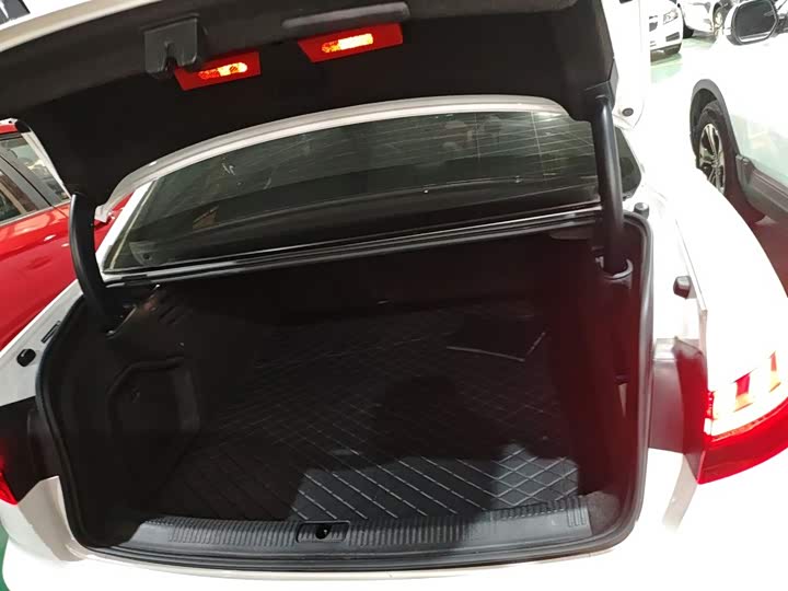 Фото 19 - Audi A4L