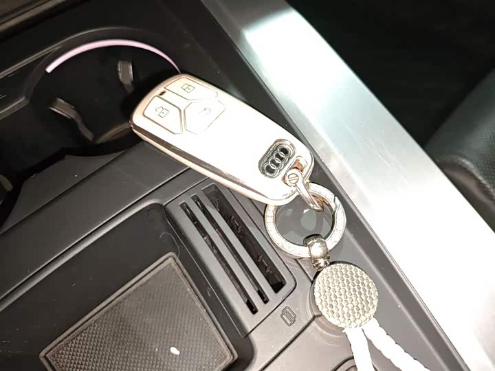 Фото 9 - Audi A4L