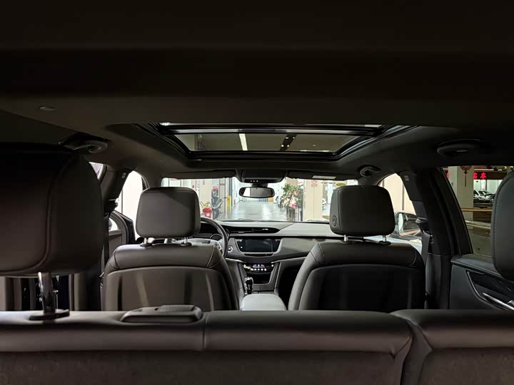 Фото 10 - Cadillac XT5