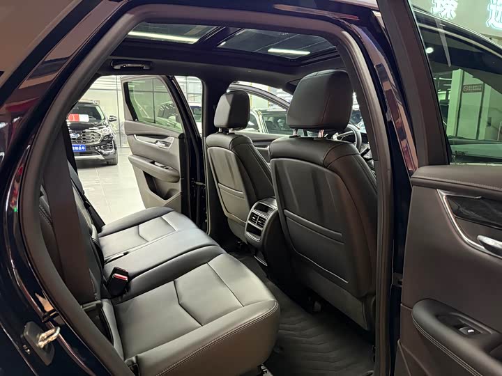 Фото 11 - Cadillac XT5