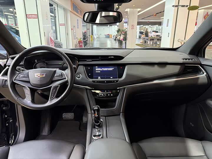Фото 18 - Cadillac XT5