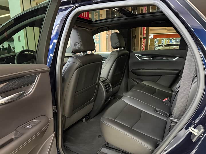 Фото 8 - Cadillac XT5