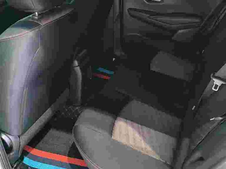 Фото 9 - Nissan Lannia