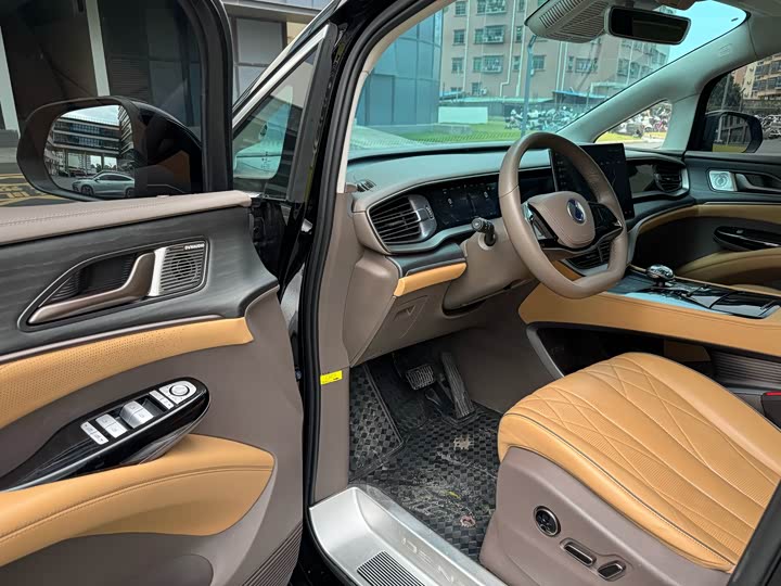 Фото 16 - Denza D9