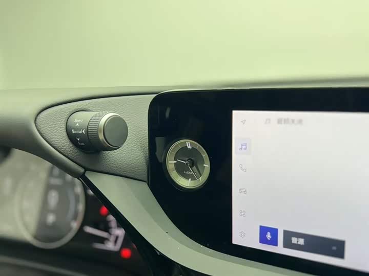 Фото 10 - Lexus ES