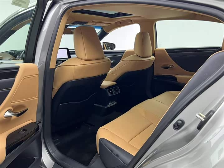 Фото 11 - Lexus ES